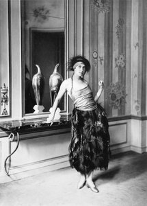 Madame Poiret i en kjole av Paul Poiret (1879-1944) 1919 (bw-bilde)